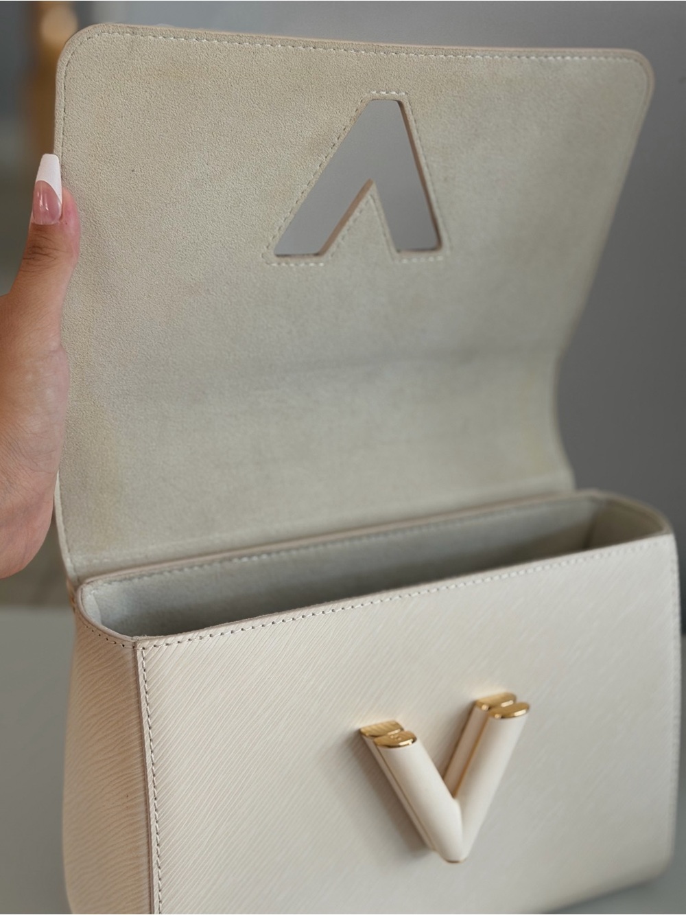 Louis Vuitton Twist MM – White Epi Leather - Picture 8 of 10